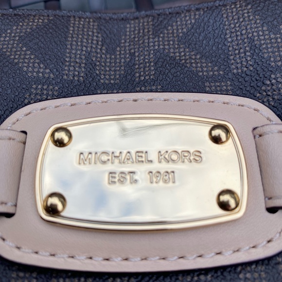 Michael Kors Crossbody bag. - Picture 8 of 11
